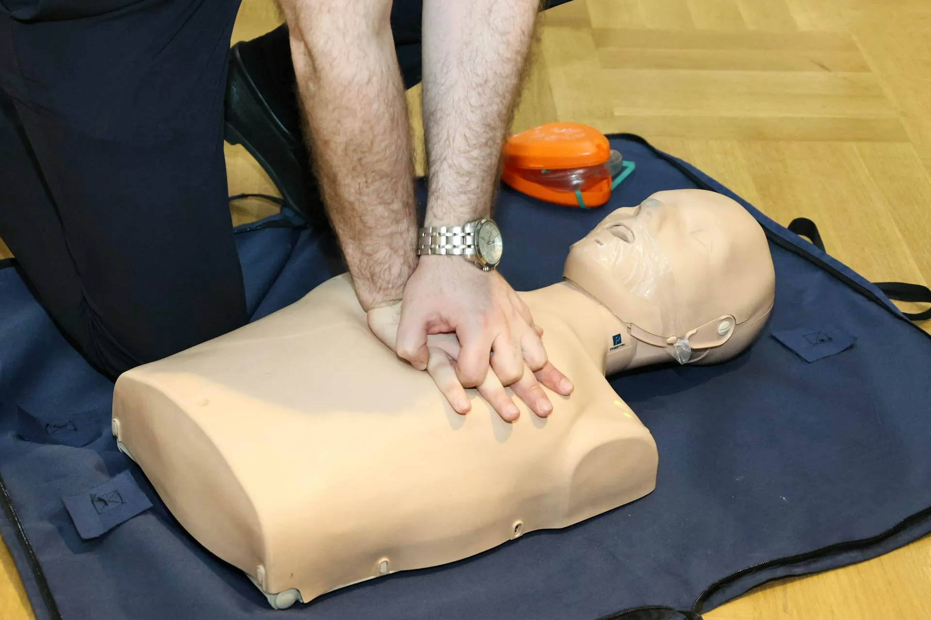 Corso BLSD con manichino e defibrillatore